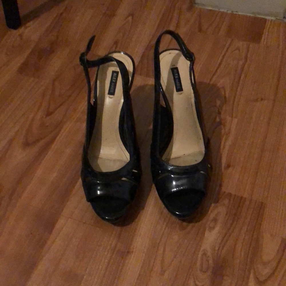 Black patent leather pumps. Size9